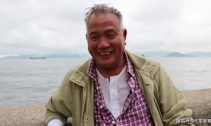 68岁万梓良近况曝光！商演台上腿抖如筛糠，仍坚守17年助学湘西