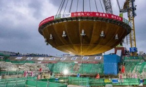 缺电缺疯了，美国要拆航母核反应堆给AI供电，中国早已备好后手