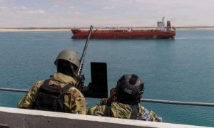 交战13天！继下水道堵塞后，美军“福特”号航母又突发火灾，2人受伤