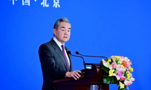 大陆重兵围台，赖清德突然“失联”，美国横插一手，王毅反将一军