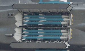 不是PL-15，也塞不进PL-17？歼-20发射神秘“光杆”导弹，破解一个世界难题