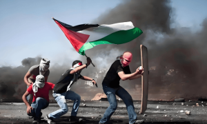 伊朗第65波狂飙！首次使用“纳斯鲁拉”导弹，海法阿什杜德炼油厂被炸成火海