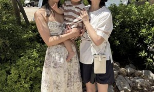 63岁何超琼陪干女儿吃生日饭，素颜现身优雅大方，无儿无女仍开心