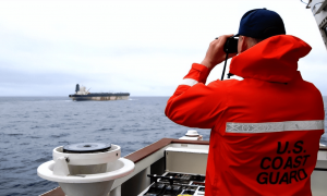 特朗普谋改规则，美军扣劫油轮，中国 052D 非洲亮剑：不许伊朗生乱