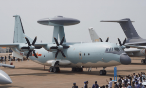 历史性时刻！运-30首飞惊艳亮相，解放军战场机动能力大幅提升