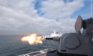 班超舰碰瓷052D，距开火一步之遥，岛内把“认怂”当“战绩”