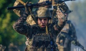 去年每平方千米伤亡78人！击中俄战略弹药库，两个乌军士兵的故事