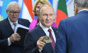 沉寂24小时后，特朗普只能乖乖放人，中俄军舰出动，对外传递信号不简单