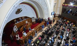 伊朗硬刚美国，革命卫队登船，扣押载有400万升走私燃料的油轮，中俄伊合力拒绝霸权