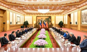 习近平会见俄罗斯总理米舒斯京