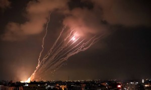 中东再燃战火！100枚导弹从天而降，英法德俄失声，释放信号强烈