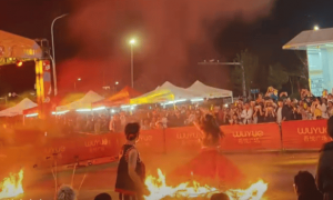 两名女演员跳“火裙舞”，一人裙子被引燃烧伤腿，昆明当地介入调查