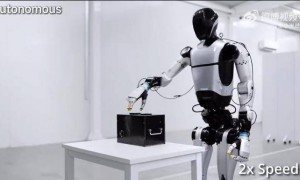 首次曝光！小米机器人给小米汽车安装车标：一气呵成 还会先撕膜