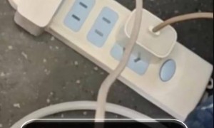 高铁偶遇乘客用排插充电，12306回应