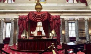 中东战火外溢，关税退税开战：特朗普身陷两个战场