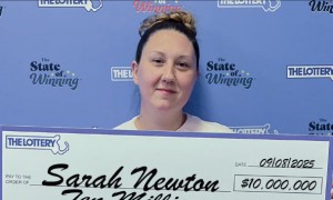 女士买彩票中7千万大奖露脸领 奖金用来买房