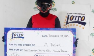 女士穿骑行服领走16亿彩票巨奖:回去立即买车