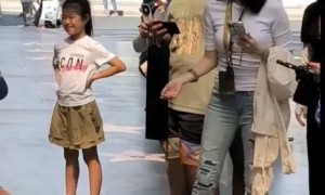 章子怡带俩娃日本追星,穿阔腿裤小翘臀抢镜,女儿像妈、儿子像爸