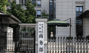 原创 
            看到场面收不住了,荷兰终于着急了,用一切手段阻止中企转移业务